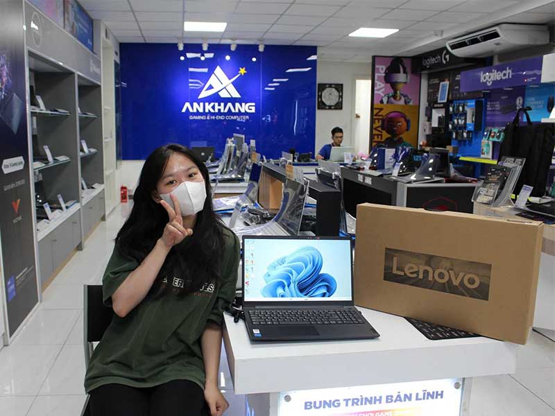 Nữ khách hàng mua laptop Lenovo tại An Khang Computer