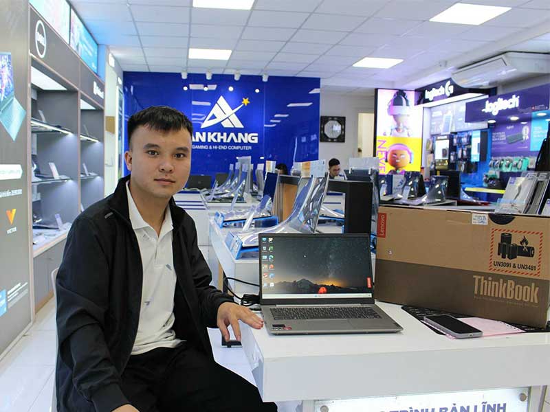 Khách hàng mua laptop Lenovo ThinkBook tại An Khang Computer