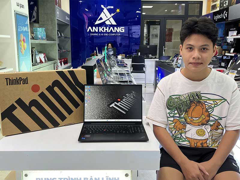 Khách hàng nam mua laptop Lenovo tại An Khang Computer